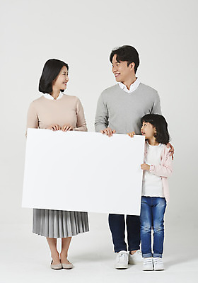 포토 JPG 스튜디오촬영 전신 배너 여자 남자 딸 행복 어린이 가족 엄마 사각프레임 실내 미소 들기 누끼 소녀 성인 앞모습 캐주얼 세명 30대 마주보기 화목 한국인 가족라이프 아빠 핵가족 즐거움 흰배경 국내포토 라이프스타일 옷 감정 뷰포인트 백그라운드 컨셉 관계 모션 프레임 표정 사람 동양인 내부 장년 사각형 흰색 파일형식