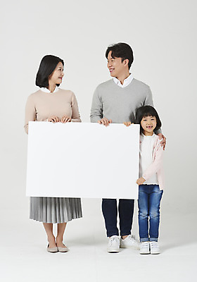 포토 JPG 스튜디오촬영 전신 배너 여자 남자 딸 행복 어린이 가족 엄마 사각프레임 실내 미소 들기 누끼 소녀 성인 앞모습 캐주얼 세명 30대 마주보기 화목 한국인 가족라이프 아빠 핵가족 즐거움 흰배경 국내포토 라이프스타일 옷 감정 뷰포인트 백그라운드 컨셉 관계 모션 프레임 표정 사람 동양인 내부 장년 사각형 흰색 파일형식