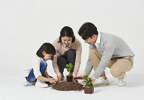 포토 JPG 스튜디오촬영 전신 여자 남자 딸 행복 어린이 가족 엄마 실내 누끼 앉기 소녀 성인 앞모습 옆모습 캐주얼 세명 30대 화목 흙 한국인 가족라이프 아빠 식목일 핵가족 즐거움 흰배경 식물심기 심기 국내포토 라이프스타일 옷 기념일 감정 뷰포인트 백그라운드 컨셉 관계 모션 사람 동양인 내부 장년 흰색 파일형식