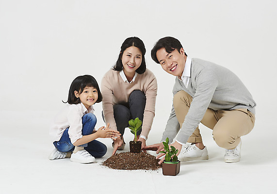 포토 JPG 스튜디오촬영 전신 여자 남자 딸 행복 어린이 가족 엄마 실내 미소 누끼 앉기 소녀 성인 앞모습 옆모습 캐주얼 세명 30대 화목 흙 한국인 가족라이프 아빠 식목일 핵가족 즐거움 흰배경 식물심기 심기 국내포토 라이프스타일 옷 기념일 감정 뷰포인트 백그라운드 컨셉 관계 모션 표정 사람 동양인 내부 장년 흰색 파일형식