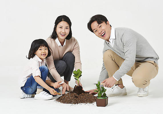 포토 JPG 스튜디오촬영 전신 여자 남자 딸 행복 어린이 가족 엄마 실내 미소 누끼 앉기 소녀 성인 앞모습 옆모습 캐주얼 세명 30대 화목 흙 한국인 가족라이프 아빠 식목일 핵가족 즐거움 흰배경 식물심기 심기 국내포토 라이프스타일 옷 기념일 감정 뷰포인트 백그라운드 컨셉 관계 모션 표정 사람 동양인 내부 장년 흰색 파일형식