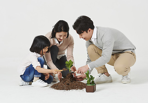 포토 JPG 스튜디오촬영 전신 여자 남자 딸 행복 어린이 가족 엄마 실내 미소 누끼 앉기 소녀 성인 앞모습 옆모습 캐주얼 세명 30대 화목 흙 한국인 가족라이프 아빠 식목일 핵가족 즐거움 흰배경 식물심기 심기 국내포토 라이프스타일 옷 기념일 감정 뷰포인트 백그라운드 컨셉 관계 모션 표정 사람 동양인 내부 장년 흰색 파일형식