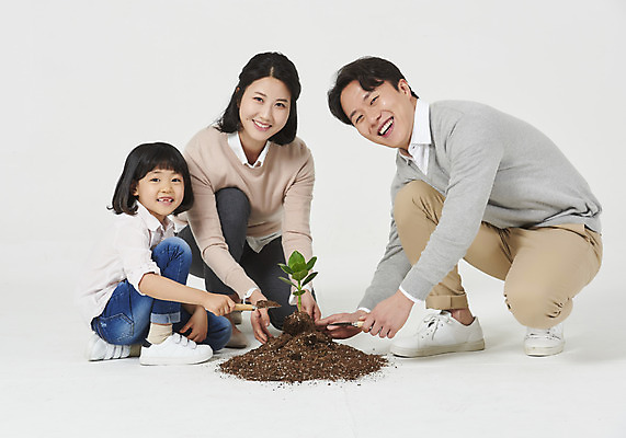 포토 JPG 스튜디오촬영 전신 여자 남자 딸 행복 어린이 가족 엄마 실내 미소 누끼 앉기 소녀 성인 앞모습 옆모습 캐주얼 세명 30대 화목 흙 한국인 가족라이프 아빠 식목일 핵가족 즐거움 흰배경 식물심기 심기 국내포토 라이프스타일 옷 기념일 감정 뷰포인트 백그라운드 컨셉 관계 모션 표정 사람 동양인 내부 장년 흰색 파일형식