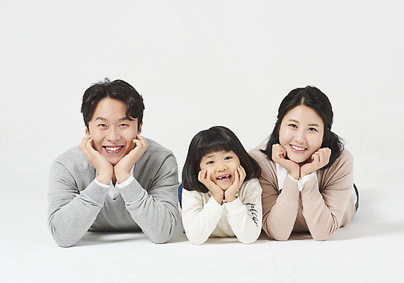 포토 JPG 스튜디오촬영 여자 남자 딸 행복 어린이 엎드리기 가족 엄마 실내 미소 누끼 소녀 상반신 성인 앞모습 캐주얼 세명 30대 턱괴기 화목 한국인 가족라이프 아빠 핵가족 즐거움 흰배경 꽃받침 국내포토 라이프스타일 옷 감정 뷰포인트 백그라운드 컨셉 관계 모션 표정 사람 동양인 손짓 내부 장년 흰색 파일형식