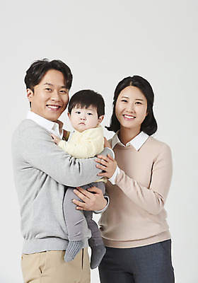 포토 JPG 스튜디오촬영 여자 남자 행복 아들 가족 안기 엄마 실내 미소 누끼 상반신 성인 앞모습 옆모습 캐주얼 세명 30대 화목 한국인 아기 가족라이프 아빠 핵가족 즐거움 흰배경 국내포토 라이프스타일 옷 감정 뷰포인트 백그라운드 컨셉 관계 모션 표정 사람 동양인 내부 장년 흰색 파일형식