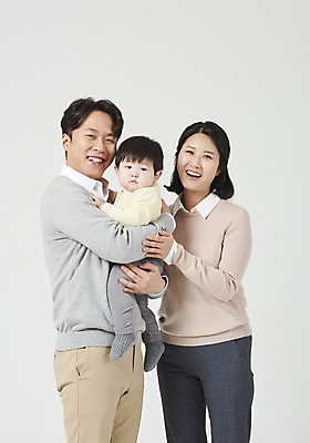 포토 JPG 스튜디오촬영 여자 남자 행복 아들 가족 안기 엄마 실내 미소 누끼 상반신 성인 앞모습 옆모습 캐주얼 세명 30대 화목 한국인 아기 가족라이프 아빠 핵가족 즐거움 흰배경 국내포토 라이프스타일 옷 감정 뷰포인트 백그라운드 컨셉 관계 모션 표정 사람 동양인 내부 장년 흰색 파일형식