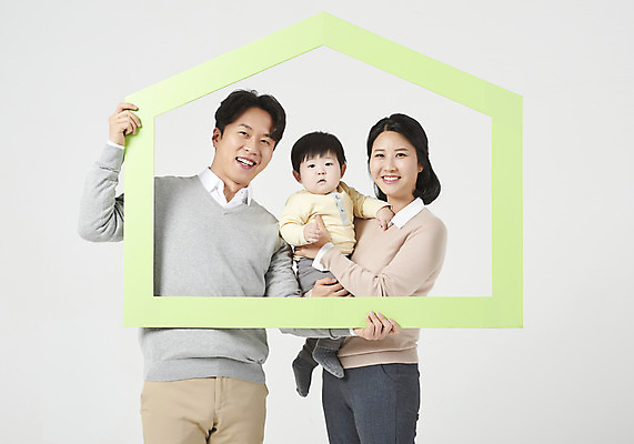 포토 JPG 스튜디오촬영 여자 남자 행복 아들 가족 안기 엄마 부동산 실내 액자틀 미소 들기 누끼 상반신 성인 앞모습 캐주얼 세명 30대 화목 한국인 아기 가족라이프 아빠 핵가족 즐거움 흰배경 집모양 국내포토 모양 라이프스타일 옷 감정 뷰포인트 액자 백그라운드 컨셉 관계 모션 표정 틀 사람 동양인 내부 장년 흰색 재산 파일형식