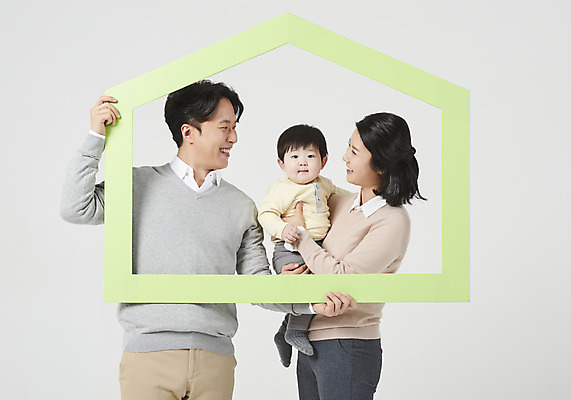 포토 JPG 스튜디오촬영 응시 여자 남자 행복 아들 가족 안기 엄마 부동산 실내 액자틀 미소 들기 누끼 상반신 성인 앞모습 옆모습 캐주얼 세명 30대 화목 한국인 아기 가족라이프 아빠 핵가족 즐거움 흰배경 집모양 국내포토 모양 라이프스타일 시선 옷 감정 뷰포인트 액자 백그라운드 컨셉 관계 모션 표정 틀 사람 동양인 내부 장년 흰색 재산 파일형식