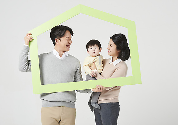 포토 JPG 스튜디오촬영 여자 남자 행복 아들 가족 안기 엄마 부동산 실내 액자틀 미소 들기 누끼 상반신 성인 앞모습 옆모습 캐주얼 세명 30대 마주보기 화목 한국인 아기 가족라이프 아빠 핵가족 즐거움 흰배경 집모양 국내포토 모양 라이프스타일 옷 감정 뷰포인트 액자 백그라운드 컨셉 관계 모션 표정 틀 사람 동양인 내부 장년 흰색 재산 파일형식