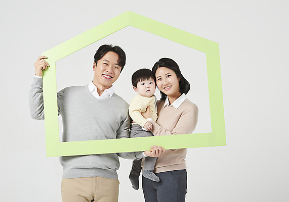 포토 JPG 스튜디오촬영 여자 남자 행복 아들 가족 안기 엄마 부동산 실내 액자틀 미소 들기 누끼 상반신 성인 앞모습 캐주얼 세명 30대 화목 한국인 아기 가족라이프 아빠 핵가족 즐거움 흰배경 집모양 국내포토 모양 라이프스타일 옷 감정 뷰포인트 액자 백그라운드 컨셉 관계 모션 표정 틀 사람 동양인 내부 장년 흰색 재산 파일형식