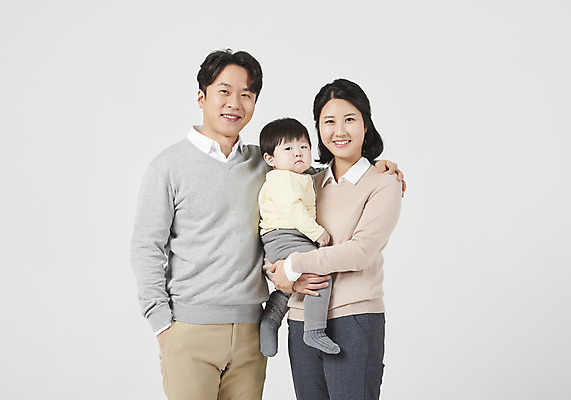 포토 JPG 스튜디오촬영 여자 남자 행복 아들 가족 안기 엄마 실내 미소 누끼 상반신 성인 앞모습 옆모습 캐주얼 세명 30대 화목 한국인 아기 가족라이프 아빠 핵가족 즐거움 흰배경 어깨에손 국내포토 라이프스타일 옷 감정 뷰포인트 백그라운드 컨셉 관계 모션 표정 사람 동양인 내부 장년 흰색 파일형식