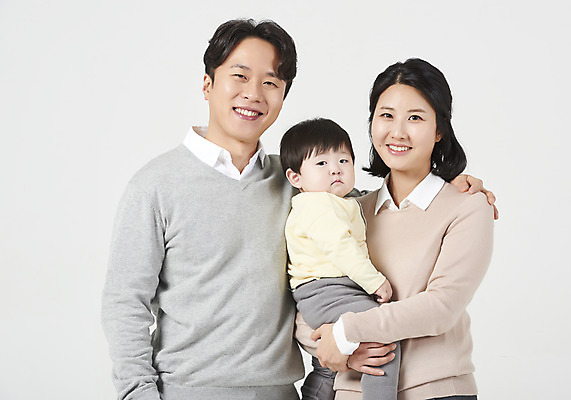 포토 JPG 스튜디오촬영 여자 남자 행복 아들 가족 안기 엄마 실내 미소 누끼 상반신 성인 앞모습 옆모습 캐주얼 세명 30대 화목 한국인 아기 가족라이프 아빠 핵가족 즐거움 흰배경 어깨에손 국내포토 라이프스타일 옷 감정 뷰포인트 백그라운드 컨셉 관계 모션 표정 사람 동양인 내부 장년 흰색 파일형식