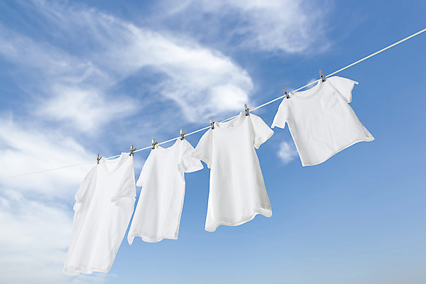 포토 JPG 주간 구름 가사 하늘 건조 사람없음 야외 파란색 맑음 청결 반팔티셔츠 빨래 빨랫줄 흰옷 빨래집게 빨래널기 국내포토 자연요소 옷 줄 컬러 티셔츠 날씨 집게 위생 파일형식