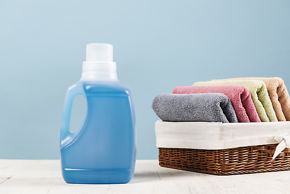 포토 JPG 스튜디오촬영 가사 실내 사람없음 수건 바구니 청결 빨래 청소도구 청소 파란배경 빨래세제 국내포토 백그라운드 내부 파란색 위생용품 도구 위생 세제 파일형식