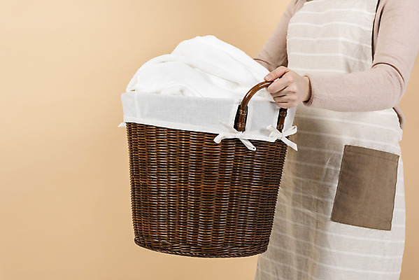 포토 JPG 스튜디오촬영 손 여자 가사 실내 한명 들기 상반신 20대 성인 신체부위 청결 빨래 청소 주부 빨래바구니 빨랫감 성인여자한명만 갈색배경 국내포토 1 백그라운드 모션 사람 청년 내부 갈색 바구니 위생 여자한명만 성인여자만 파일형식