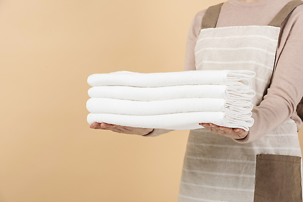 포토 JPG 스튜디오촬영 손 여자 가사 실내 한명 들기 상반신 20대 성인 신체부위 수건 청결 빨래 청소 주부 성인여자한명만 갈색배경 국내포토 1 백그라운드 모션 사람 청년 내부 위생용품 갈색 위생 여자한명만 성인여자만 파일형식