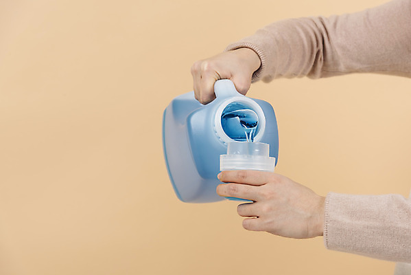 포토 JPG 스튜디오촬영 손 여자 가사 실내 한명 상반신 20대 성인 신체부위 청결 붓기 빨래 청소 주부 성인여자한명만 갈색배경 빨래세제 국내포토 1 백그라운드 모션 사람 청년 내부 갈색 위생 세제 여자한명만 성인여자만 파일형식