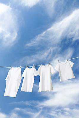 포토 JPG 주간 구름 가사 하늘 건조 사람없음 야외 파란색 맑음 청결 반팔티셔츠 빨래 빨랫줄 흰옷 빨래집게 빨래널기 국내포토 자연요소 옷 줄 컬러 티셔츠 날씨 집게 위생 파일형식