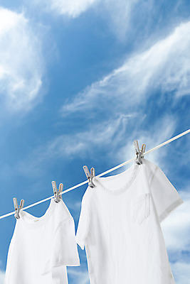포토 JPG 주간 구름 가사 하늘 건조 사람없음 야외 파란색 맑음 청결 반팔티셔츠 빨래 빨랫줄 흰옷 빨래집게 빨래널기 국내포토 자연요소 옷 줄 컬러 티셔츠 날씨 집게 위생 파일형식
