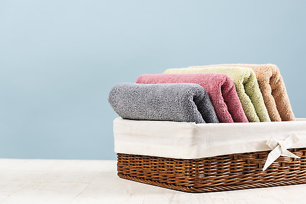 포토 JPG 스튜디오촬영 가사 실내 사람없음 수건 바구니 청결 빨래 청소 파란배경 빨래바구니 국내포토 백그라운드 내부 파란색 위생용품 위생 파일형식