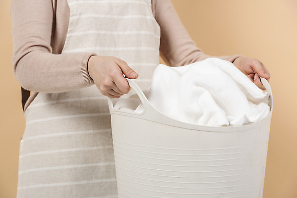 포토 JPG 스튜디오촬영 손 여자 가사 실내 한명 상반신 20대 성인 신체부위 청결 빨래 청소 주부 빨래바구니 빨랫감 성인여자한명만 갈색배경 국내포토 1 백그라운드 사람 청년 내부 갈색 바구니 위생 여자한명만 성인여자만 파일형식