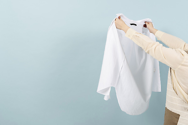 포토 JPG 스튜디오촬영 손 여자 와이셔츠 가사 실내 한명 들기 상반신 20대 성인 신체부위 청결 빨래 청소 주부 파란배경 흰옷 성인여자한명만 국내포토 1 옷 백그라운드 셔츠 모션 사람 청년 내부 파란색 위생 여자한명만 성인여자만 파일형식