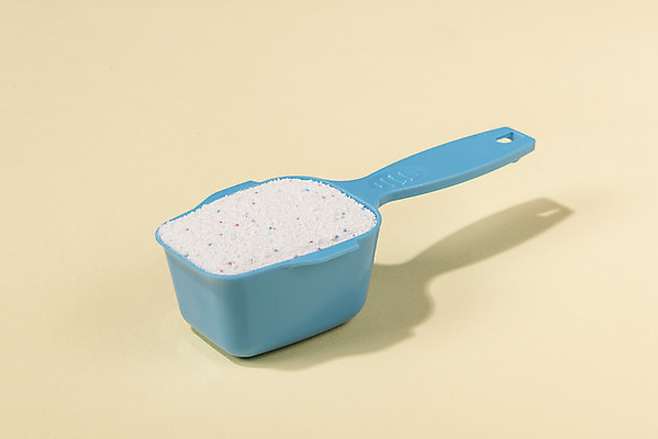 포토 JPG 스튜디오촬영 가사 실내 사람없음 숟가락 청결 빨래 청소 노란배경 빨래세제 가루세제 국내포토 백그라운드 수저 내부 노란색 위생 세제 파일형식