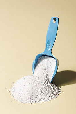 포토 JPG 스튜디오촬영 가사 실내 사람없음 숟가락 청결 빨래 청소 노란배경 빨래세제 가루세제 국내포토 백그라운드 수저 내부 노란색 위생 세제 파일형식