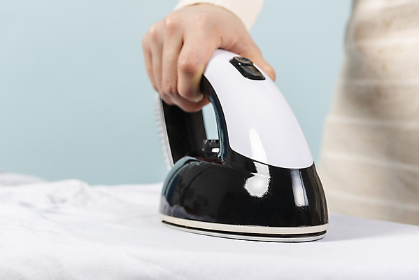 포토 JPG 스튜디오촬영 손 여자 와이셔츠 가사 실내 한명 상반신 20대 성인 앞모습 신체부위 청결 빨래 청소 주부 파란배경 다림질 다리미판 성인여자한명만 국내포토 1 뷰포인트 백그라운드 셔츠 사람 청년 내부 파란색 위생 여자한명만 성인여자만 파일형식