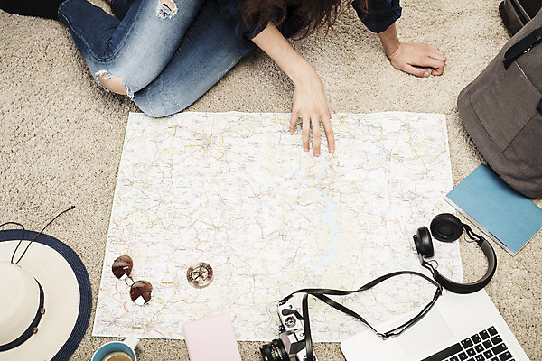 포토 JPG 서양인 외국인 우먼라이프 손 여자 커피 여행 지도 가방 바닥 실내 한명 사람 앉기 20대 성인 신체부위 책 노트북 하이앵글 선글라스 카메라 헤드셋 하반신 나침반 여권 체코 백팩 여행준비 챙모자 싱글라이프 성인여자한명만 욜로라이프 소확행 혼족 혼여족 국내포토 모자_잡화 1 라이프스타일 잡화 유럽 안경 음료 뷰포인트 음향기기 모션 인종 청년 내부 전자제품 헤드폰 준비 신조어 여자한명만 성인여자만 파일형식