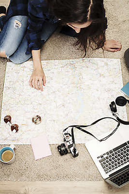 포토 JPG 전신 서양인 외국인 우먼라이프 응시 여자 커피 여행 지도 바닥 실내 한명 사람 앉기 20대 성인 책 노트북 하이앵글 선글라스 카메라 헤드셋 나침반 여권 체코 여행준비 싱글라이프 성인여자한명만 욜로라이프 소확행 혼족 혼여족 국내포토 1 라이프스타일 시선 유럽 안경 음료 뷰포인트 음향기기 모션 인종 청년 내부 전자제품 헤드폰 준비 신조어 여자한명만 성인여자만 파일형식