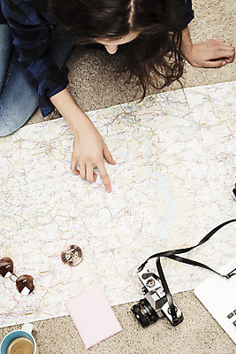 포토 JPG 서양인 외국인 우먼라이프 손 응시 여자 여행 지도 바닥 실내 한명 사람 앉기 상반신 20대 성인 신체부위 하이앵글 카메라 가리킴 나침반 여권 체코 여행준비 싱글라이프 성인여자한명만 욜로라이프 소확행 혼족 혼여족 국내포토 1 라이프스타일 시선 유럽 뷰포인트 모션 인종 손짓 청년 내부 전자제품 준비 신조어 여자한명만 성인여자만 파일형식