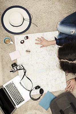 포토 JPG 서양인 외국인 우먼라이프 응시 여자 커피 여행 지도 가방 바닥 실내 한명 사람 앉기 상반신 20대 성인 책 노트북 하이앵글 선글라스 카메라 헤드셋 나침반 여권 체코 백팩 여행준비 챙모자 싱글라이프 성인여자한명만 욜로라이프 소확행 혼족 혼여족 국내포토 모자_잡화 1 라이프스타일 시선 잡화 유럽 안경 음료 뷰포인트 음향기기 모션 인종 청년 내부 전자제품 헤드폰 준비 신조어 여자한명만 성인여자만 파일형식