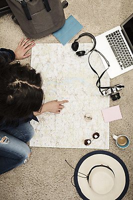 포토 JPG 서양인 외국인 우먼라이프 여자 커피 여행 지도 가방 바닥 실내 한명 사람 앉기 상반신 20대 성인 책 노트북 하이앵글 선글라스 카메라 헤드셋 가리킴 나침반 여권 체코 백팩 여행준비 챙모자 싱글라이프 성인여자한명만 욜로라이프 소확행 혼족 혼여족 국내포토 모자_잡화 1 라이프스타일 잡화 유럽 안경 음료 뷰포인트 음향기기 모션 인종 손짓 청년 내부 전자제품 헤드폰 준비 신조어 여자한명만 성인여자만 파일형식