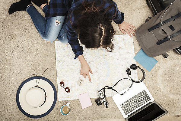 포토 JPG 전신 서양인 외국인 우먼라이프 응시 여자 커피 여행 지도 가방 바닥 실내 한명 사람 앉기 20대 성인 노트북 하이앵글 선글라스 카메라 헤드셋 가리킴 여권 체코 백팩 여행준비 챙모자 싱글라이프 성인여자한명만 욜로라이프 소확행 혼족 혼여족 국내포토 모자_잡화 1 라이프스타일 시선 잡화 유럽 안경 음료 뷰포인트 음향기기 모션 인종 손짓 청년 내부 전자제품 헤드폰 준비 신조어 여자한명만 성인여자만 파일형식