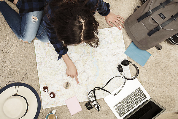 포토 JPG 서양인 외국인 우먼라이프 여자 커피 여행 지도 배낭 실내 한명 사람 앉기 상반신 20대 성인 책 노트북 하이앵글 선글라스 카메라 헤드셋 가리킴 여권 체코 백팩 여행준비 챙모자 싱글라이프 성인여자한명만 욜로라이프 소확행 혼족 혼여족 국내포토 모자_잡화 1 라이프스타일 유럽 안경 음료 뷰포인트 음향기기 가방 모션 인종 손짓 청년 내부 전자제품 헤드폰 준비 신조어 여자한명만 성인여자만 파일형식