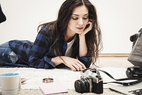 포토 JPG 서양인 외국인 우먼라이프 응시 여자 엎드리기 여행 지도 가방 실내 한명 사람 상반신 20대 성인 앞모습 카메라 턱괴기 가리킴 여권 체코 백팩 여행준비 싱글라이프 성인여자한명만 욜로라이프 소확행 혼족 혼여족 국내포토 1 라이프스타일 시선 잡화 유럽 뷰포인트 모션 인종 손짓 청년 내부 전자제품 준비 신조어 여자한명만 성인여자만 파일형식