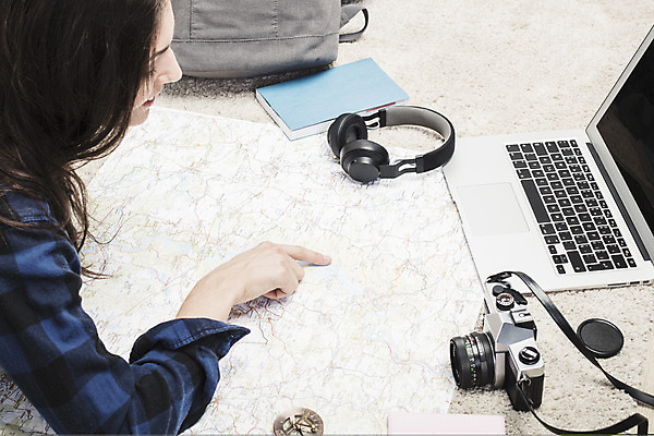 포토 JPG 서양인 외국인 우먼라이프 응시 여자 엎드리기 여행 지도 가방 실내 한명 미소 사람 상반신 20대 성인 옆모습 책 노트북 카메라 헤드셋 가리킴 나침반 체코 백팩 여행준비 싱글라이프 성인여자한명만 욜로라이프 소확행 혼족 혼여족 국내포토 1 라이프스타일 시선 잡화 유럽 뷰포인트 음향기기 모션 표정 인종 손짓 청년 내부 전자제품 헤드폰 준비 신조어 여자한명만 성인여자만 파일형식