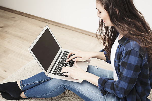 포토 JPG 전신 서양인 외국인 우먼라이프 응시 여자 여행 실내 한명 미소 사람 앉기 20대 성인 옆모습 노트북 타이핑 검색 체코 여행준비 싱글라이프 성인여자한명만 욜로라이프 소확행 혼족 혼여족 국내포토 1 라이프스타일 시선 유럽 뷰포인트 모션 표정 인종 청년 내부 전자제품 준비 신조어 여자한명만 성인여자만 파일형식