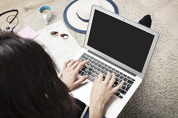 포토 JPG 서양인 외국인 우먼라이프 응시 여자 여행 지도 실내 한명 사람 앉기 상반신 20대 성인 뒷모습 신체부위 노트북 하이앵글 선글라스 양손 타이핑 검색 체코 여행준비 챙모자 싱글라이프 성인여자한명만 욜로라이프 소확행 혼족 혼여족 국내포토 모자_잡화 1 라이프스타일 손 시선 유럽 안경 뷰포인트 모션 인종 청년 내부 전자제품 준비 신조어 여자한명만 성인여자만 파일형식