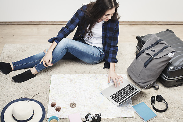 포토 JPG 전신 서양인 외국인 우먼라이프 응시 여자 여행 지도 가방 실내 한명 사람 20대 성인 옆모습 책 노트북 선글라스 카메라 캐리어 헤드셋 타이핑 검색 체코 백팩 여행준비 챙모자 싱글라이프 성인여자한명만 욜로라이프 소확행 혼족 혼여족 국내포토 모자_잡화 1 라이프스타일 시선 잡화 유럽 안경 뷰포인트 음향기기 인종 청년 내부 전자제품 여행가방 헤드폰 준비 신조어 여자한명만 성인여자만 파일형식