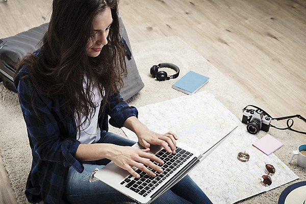 포토 JPG 서양인 외국인 우먼라이프 응시 여자 커피 여행 지도 가방 실내 한명 사람 앉기 상반신 20대 성인 옆모습 책 노트북 선글라스 카메라 캐리어 헤드셋 타이핑 검색 체코 여행준비 싱글라이프 성인여자한명만 욜로라이프 소확행 혼족 혼여족 국내포토 1 라이프스타일 시선 잡화 유럽 안경 음료 뷰포인트 음향기기 모션 인종 청년 내부 전자제품 여행가방 헤드폰 준비 신조어 여자한명만 성인여자만 파일형식