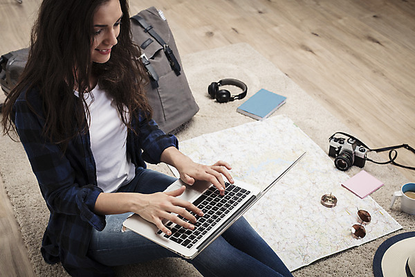 포토 JPG 서양인 외국인 우먼라이프 응시 여자 여행 지도 가방 실내 한명 미소 사람 앉기 상반신 20대 성인 옆모습 책 노트북 선글라스 카메라 헤드셋 타이핑 검색 여권 체코 백팩 여행준비 챙모자 싱글라이프 성인여자한명만 욜로라이프 소확행 혼족 혼여족 국내포토 모자_잡화 1 라이프스타일 시선 잡화 유럽 안경 뷰포인트 음향기기 모션 표정 인종 청년 내부 전자제품 헤드폰 준비 신조어 여자한명만 성인여자만 파일형식