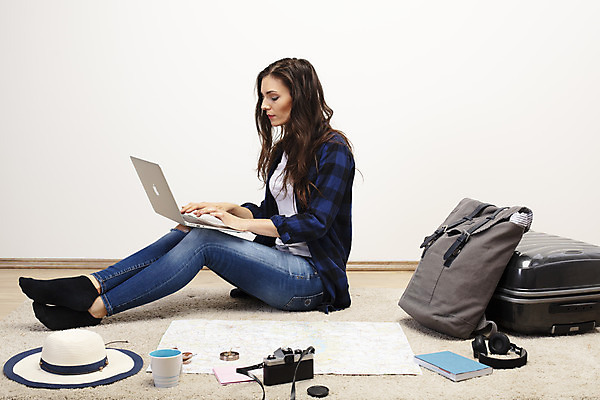 포토 JPG 전신 서양인 외국인 우먼라이프 응시 여자 커피 여행 지도 가방 실내 한명 사람 앉기 20대 성인 옆모습 책 노트북 카메라 캐리어 헤드셋 타이핑 나침반 항공권 검색 여권 체코 백팩 여행준비 챙모자 싱글라이프 성인여자한명만 욜로라이프 소확행 혼족 혼여족 국내포토 모자_잡화 1 라이프스타일 시선 잡화 유럽 음료 뷰포인트 음향기기 모션 인종 청년 내부 전자제품 여행가방 헤드폰 티켓 준비 신조어 여자한명만 성인여자만 파일형식