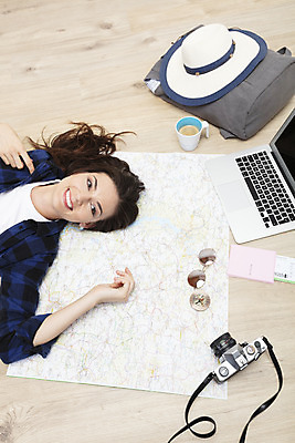 포토 JPG 서양인 외국인 우먼라이프 응시 여자 커피 여행 지도 가방 바닥 실내 한명 미소 사람 상반신 20대 성인 앞모습 노트북 하이앵글 선글라스 눕기 카메라 항공권 여권 체코 백팩 여행준비 챙모자 싱글라이프 성인여자한명만 욜로라이프 소확행 혼족 혼여족 국내포토 모자_잡화 1 라이프스타일 시선 잡화 유럽 안경 음료 뷰포인트 모션 표정 인종 청년 내부 전자제품 티켓 준비 신조어 여자한명만 성인여자만 파일형식