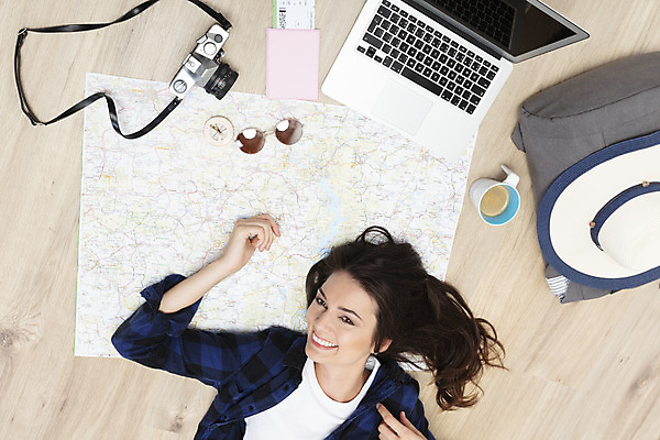 포토 JPG 서양인 외국인 우먼라이프 응시 여자 커피 여행 지도 가방 바닥 실내 한명 미소 사람 상반신 20대 성인 앞모습 노트북 하이앵글 선글라스 눕기 카메라 항공권 여권 체코 백팩 여행준비 챙모자 싱글라이프 성인여자한명만 욜로라이프 소확행 혼족 혼여족 국내포토 모자_잡화 1 라이프스타일 시선 잡화 유럽 안경 음료 뷰포인트 모션 표정 인종 청년 내부 전자제품 티켓 준비 신조어 여자한명만 성인여자만 파일형식