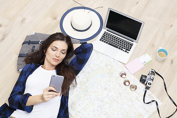 포토 JPG 서양인 외국인 우먼라이프 응시 여자 커피 여행 지도 가방 배낭 실내 한명 들기 사람 상반신 20대 성인 앞모습 노트북 스마트폰 하이앵글 눕기 카메라 항공권 여권 체코 백팩 여행준비 챙모자 싱글라이프 성인여자한명만 욜로라이프 소확행 혼족 혼여족 국내포토 모자_잡화 1 라이프스타일 시선 잡화 유럽 음료 뷰포인트 모션 인종 청년 내부 전자제품 핸드폰 스마트기기 티켓 준비 신조어 여자한명만 성인여자만 파일형식