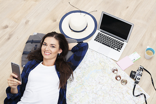 포토 JPG 서양인 외국인 우먼라이프 응시 여자 커피 여행 지도 가방 실내 한명 미소 들기 사람 상반신 20대 성인 앞모습 노트북 스마트폰 하이앵글 눕기 카메라 항공권 여권 체코 백팩 여행준비 챙모자 싱글라이프 성인여자한명만 욜로라이프 소확행 혼족 혼여족 국내포토 모자_잡화 1 라이프스타일 시선 잡화 유럽 음료 뷰포인트 모션 표정 인종 청년 내부 전자제품 핸드폰 스마트기기 티켓 준비 신조어 여자한명만 성인여자만 파일형식