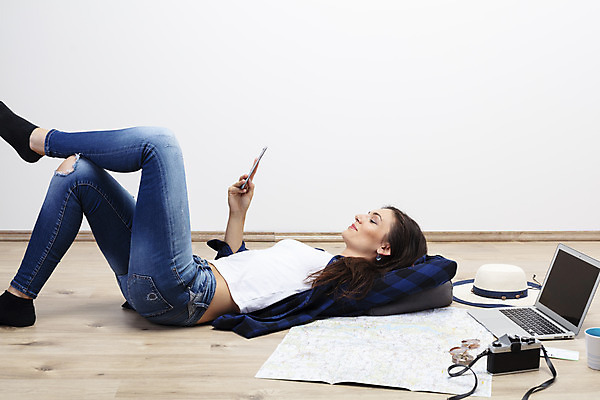 포토 JPG 전신 서양인 외국인 우먼라이프 응시 여자 여행 지도 가방 실내 한명 미소 들기 사람 20대 성인 옆모습 노트북 스마트폰 눕기 카메라 체코 백팩 여행준비 챙모자 싱글라이프 성인여자한명만 욜로라이프 소확행 혼족 혼여족 국내포토 모자_잡화 1 라이프스타일 시선 잡화 유럽 뷰포인트 모션 표정 인종 청년 내부 전자제품 핸드폰 스마트기기 준비 신조어 여자한명만 성인여자만 파일형식