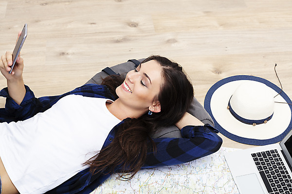 포토 JPG 서양인 외국인 우먼라이프 응시 여자 여행 지도 가방 실내 한명 미소 들기 사람 상반신 20대 성인 옆모습 노트북 스마트폰 눕기 체코 백팩 여행준비 챙모자 싱글라이프 성인여자한명만 욜로라이프 소확행 혼족 혼여족 국내포토 모자_잡화 1 라이프스타일 시선 잡화 유럽 뷰포인트 모션 표정 인종 청년 내부 전자제품 핸드폰 스마트기기 준비 신조어 여자한명만 성인여자만 파일형식